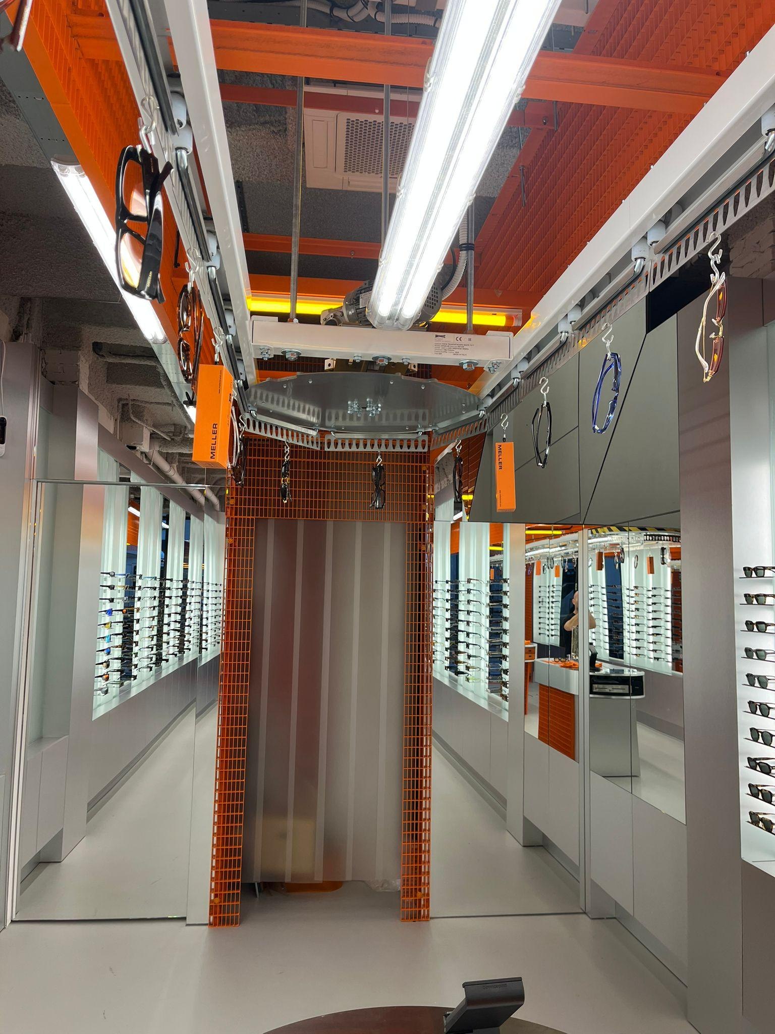 Detail van de oranje stalen mesh-doorgang in de Meller-winkel, engineering door Previn Engineering
