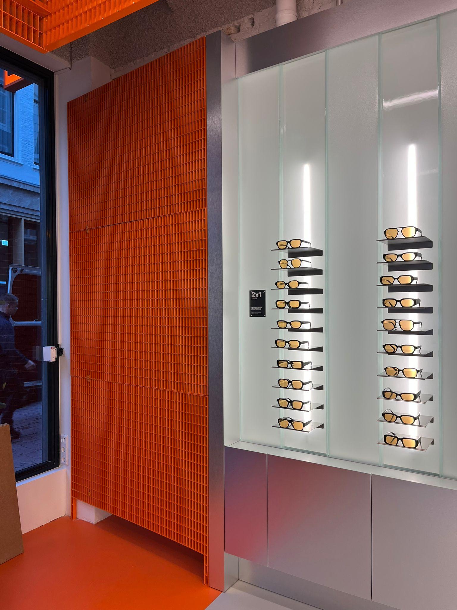 Oranje stalen mesh-gevelpaneel in de Meller-winkel, engineering door Previn Engineering