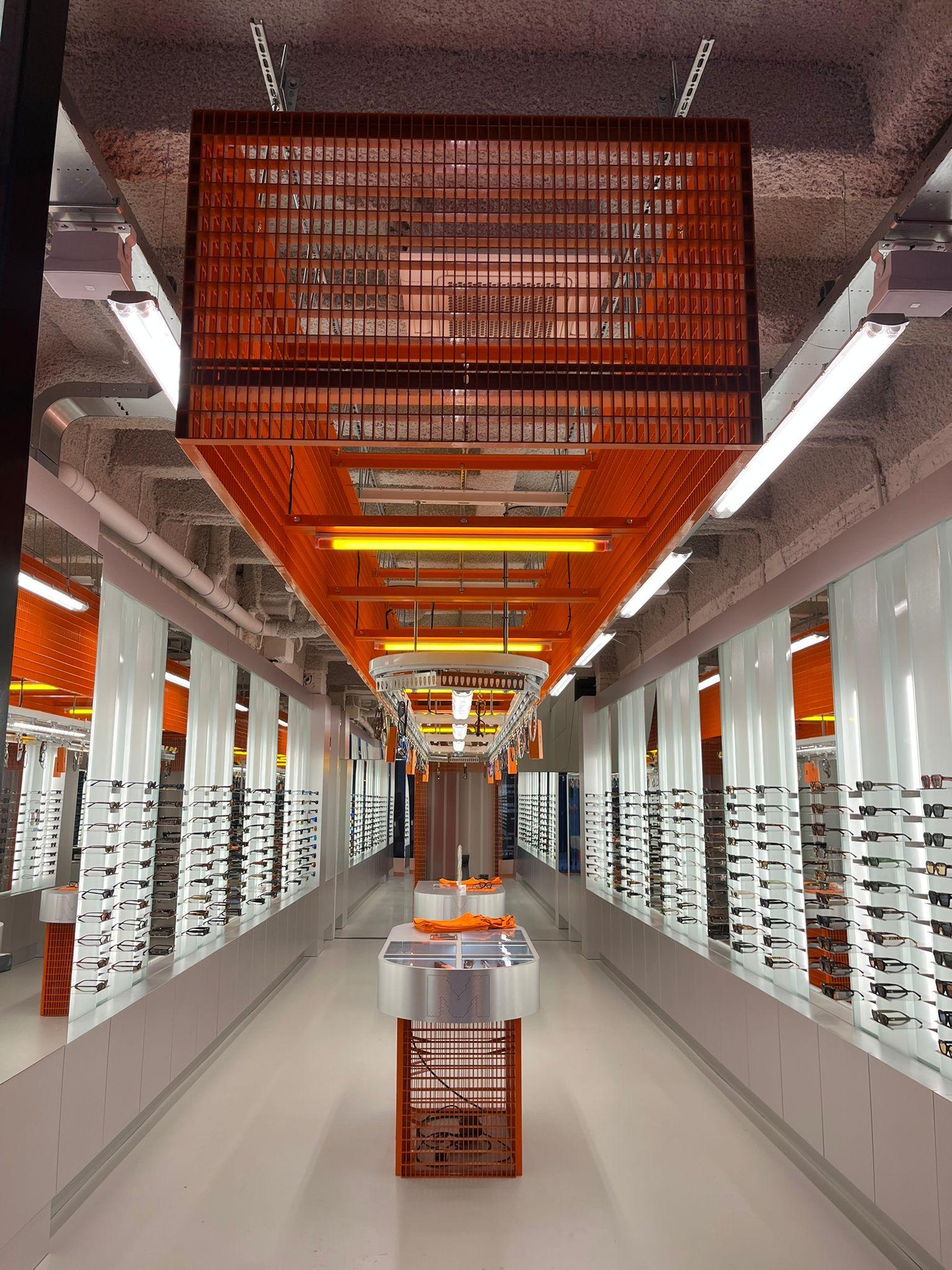Onderaanzicht van het oranje stalen mesh-plafond in de Meller-winkel, engineering door Previn Engineering
