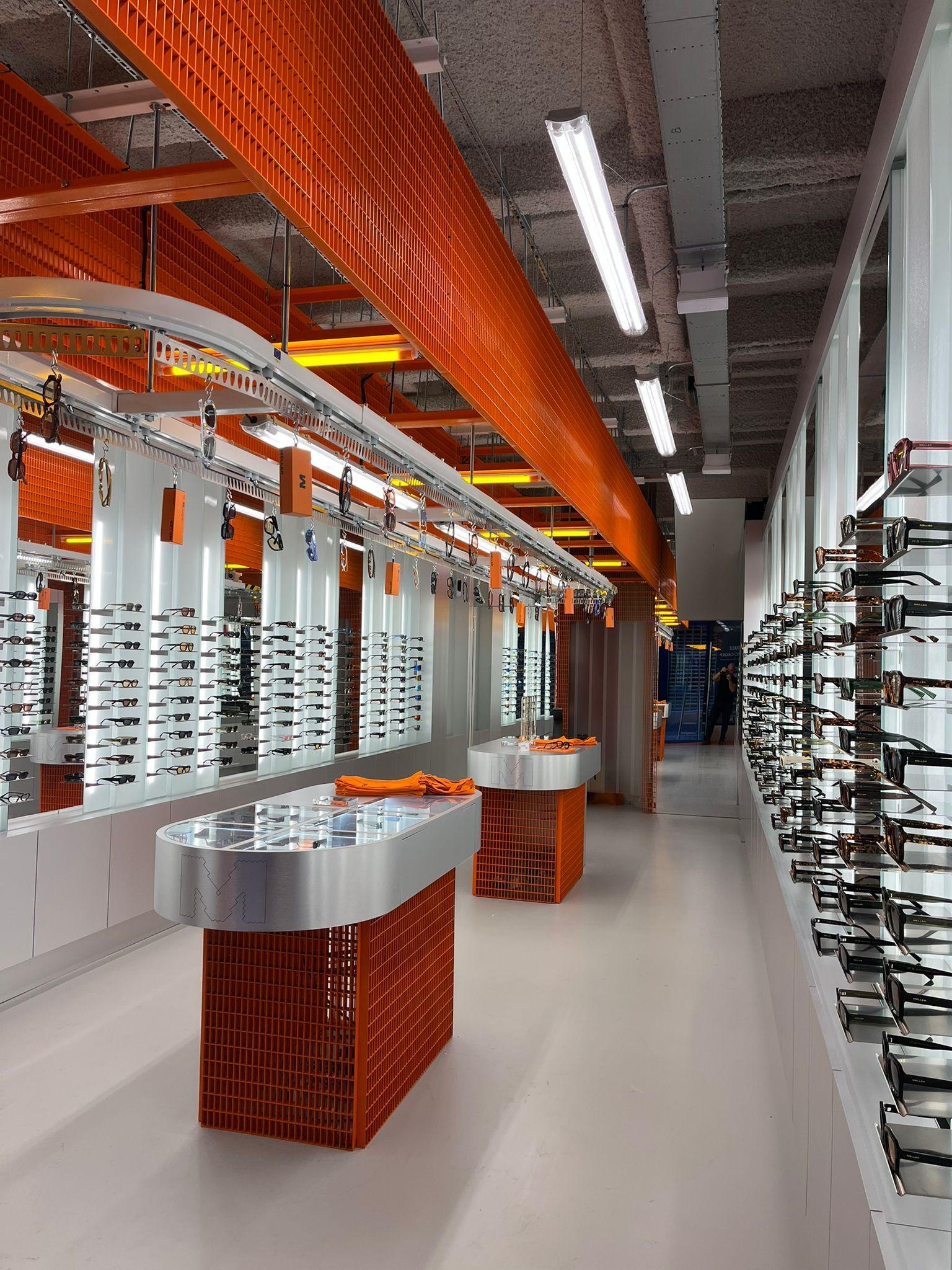 Oranje stalen mesh-plafond in de Meller Sunglasses-winkel, engineering door Previn Engineering