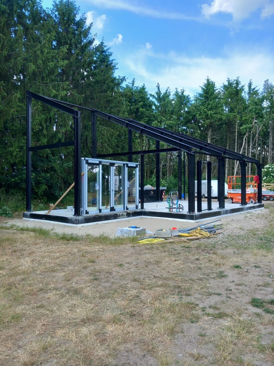 Staalconstructie bedrijfshal in aanbouw, staalbouw-engineering door Previn Engineering