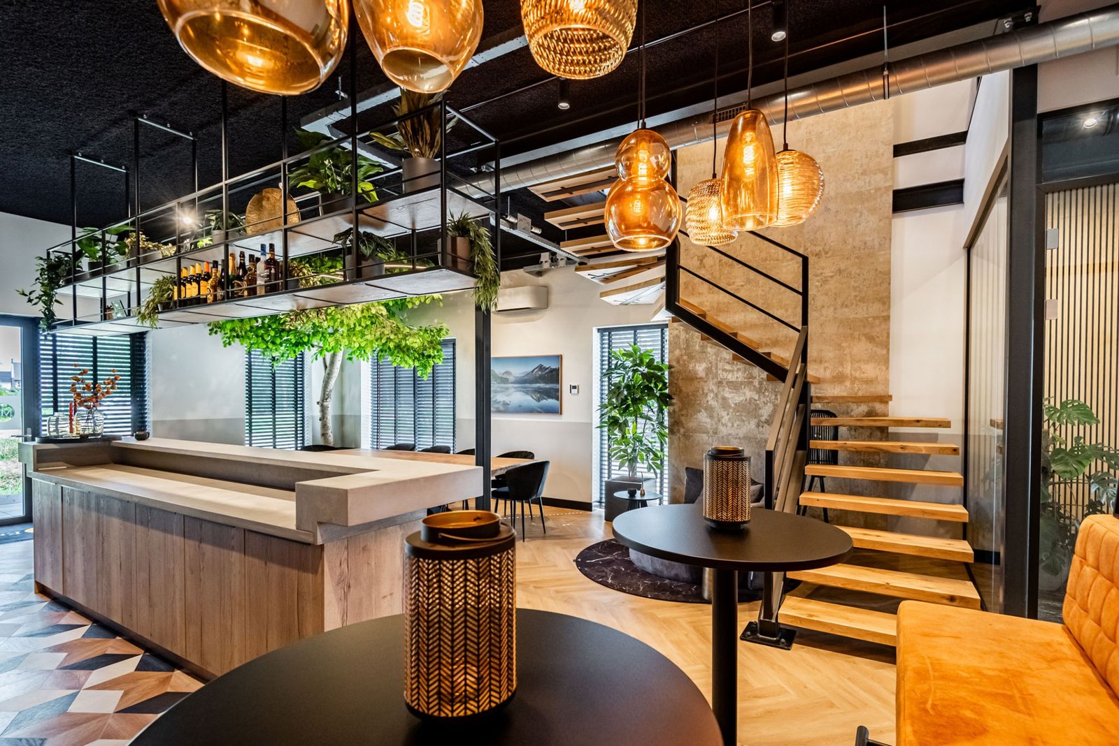 Zwevende stalen trap bij de bar in het kantoorinterieur, engineering door Previn Engineering