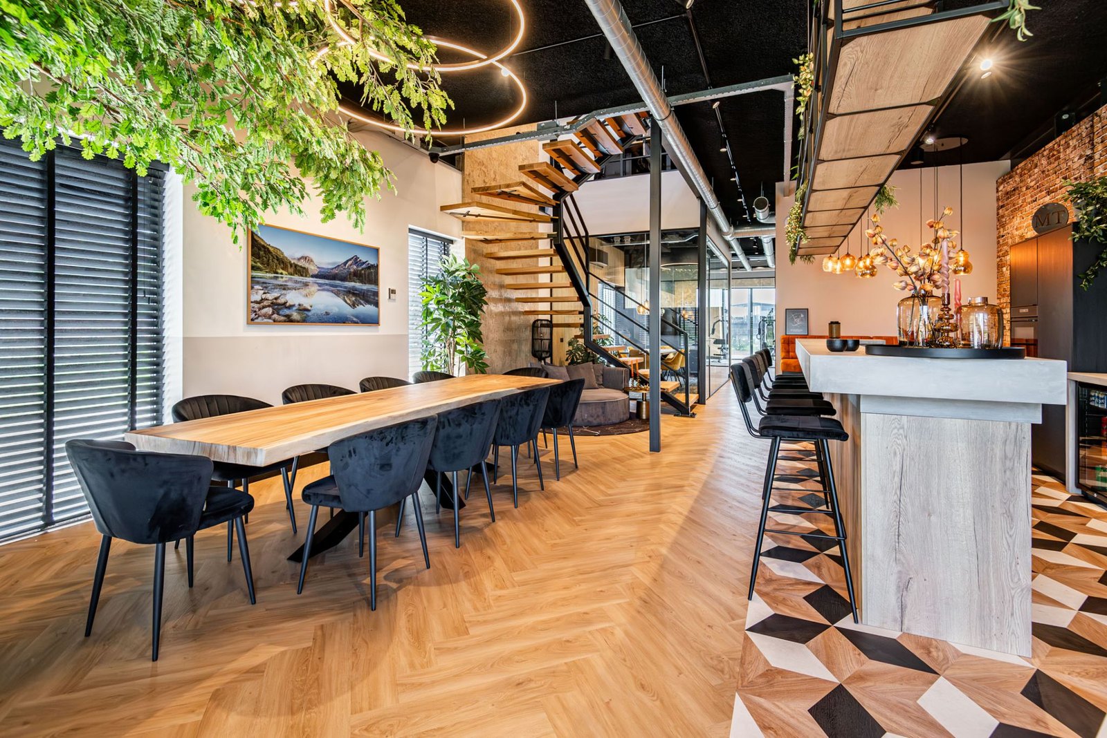 Zwevende stalen trap met houten treden in een kantoorinterieur, engineering door Previn Engineering