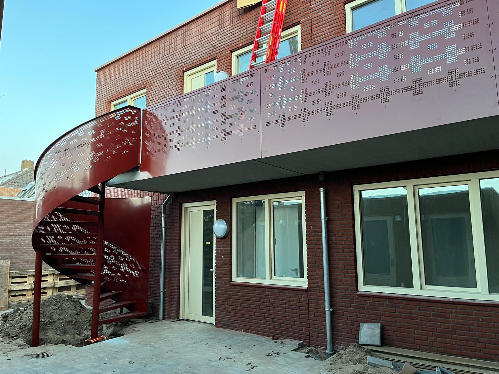 Stalen buitentrap met geperforeerde balkonbekleding, engineering door Previn Engineering (Gelderland)